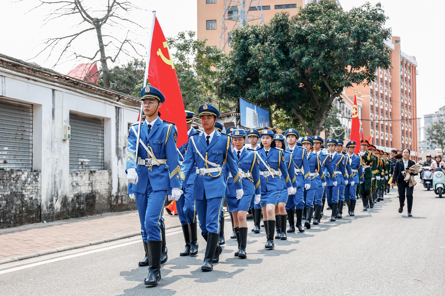 图7：党旗指引.jpg