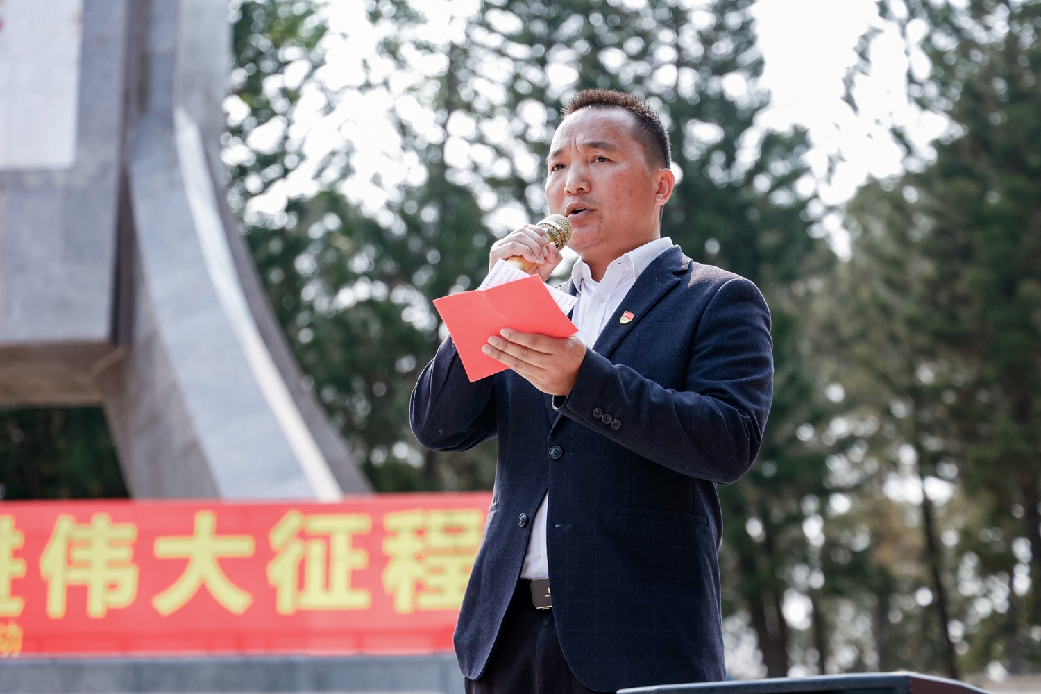 图10：我校高中部团委赵若书记宣读活动流程.jpg