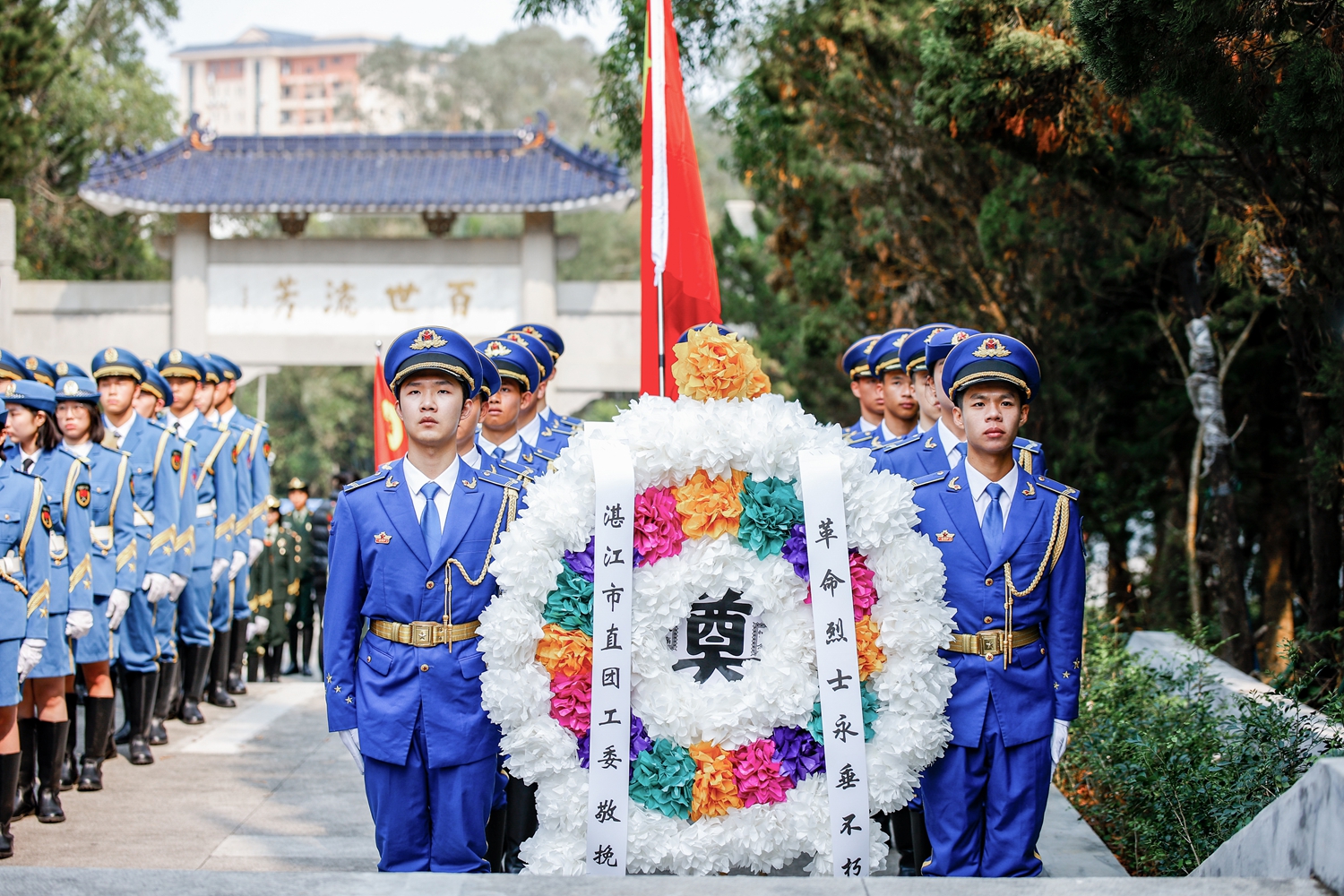 图14：我校国旗班队员向烈士纪念碑敬献花圈.jpg