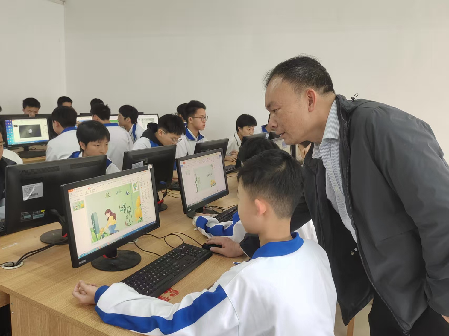 1.陈帝松老师指导学生制作纪念卡.jpg