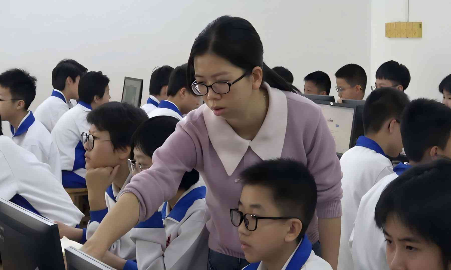 2.邓志梅老师指导学生制作纪念卡.jpg