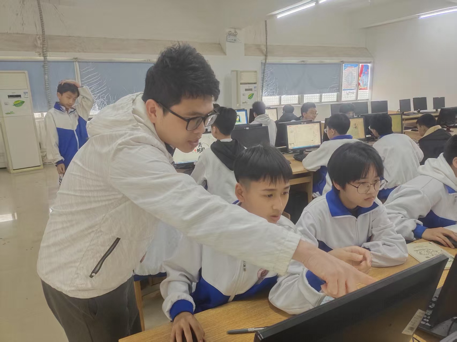 3.袁南雄老师指导学生制作纪念卡.jpg