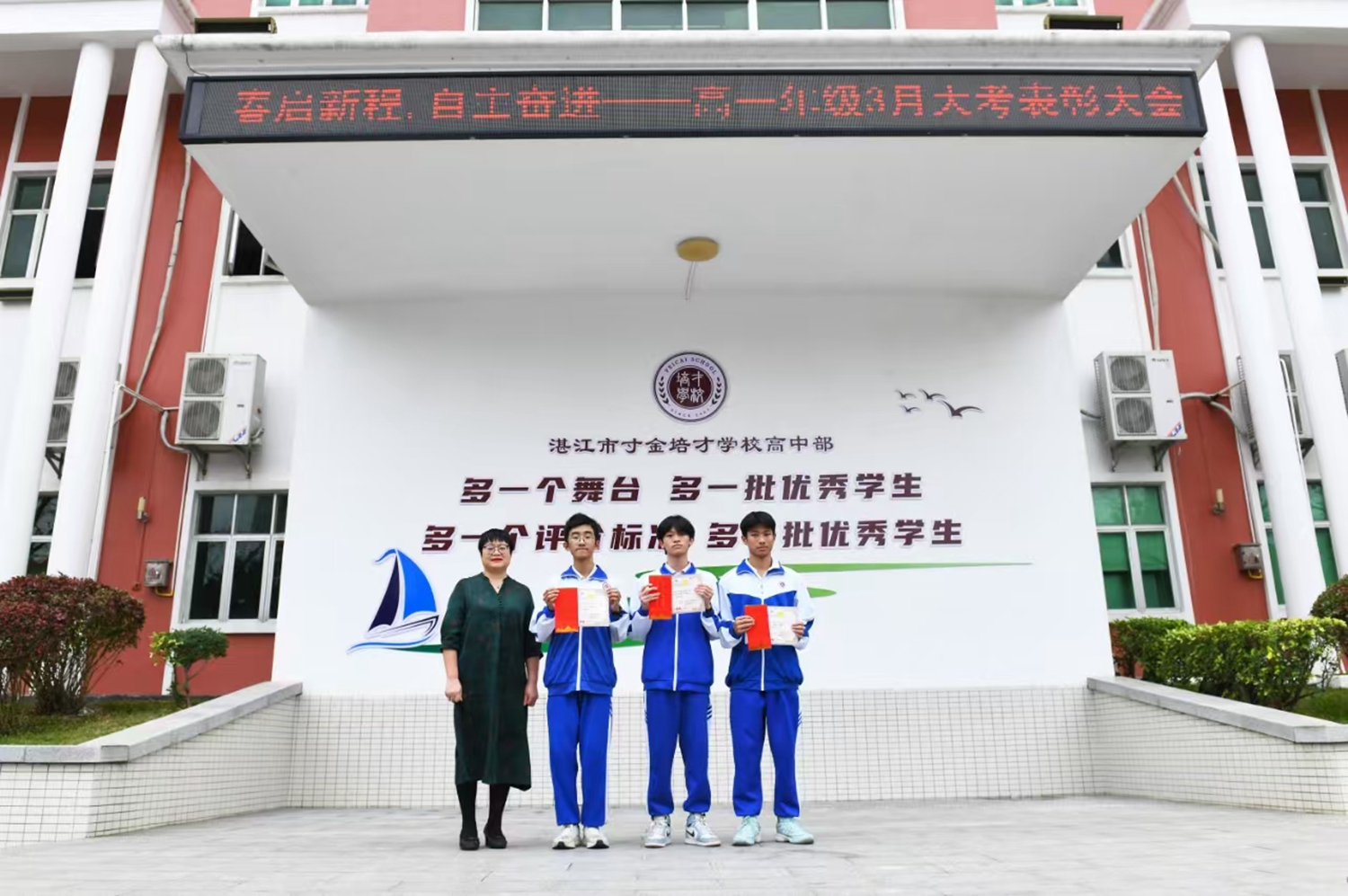 图9：彭丽娥副校长为获得“二等奖学金”的学生颁奖.jpg