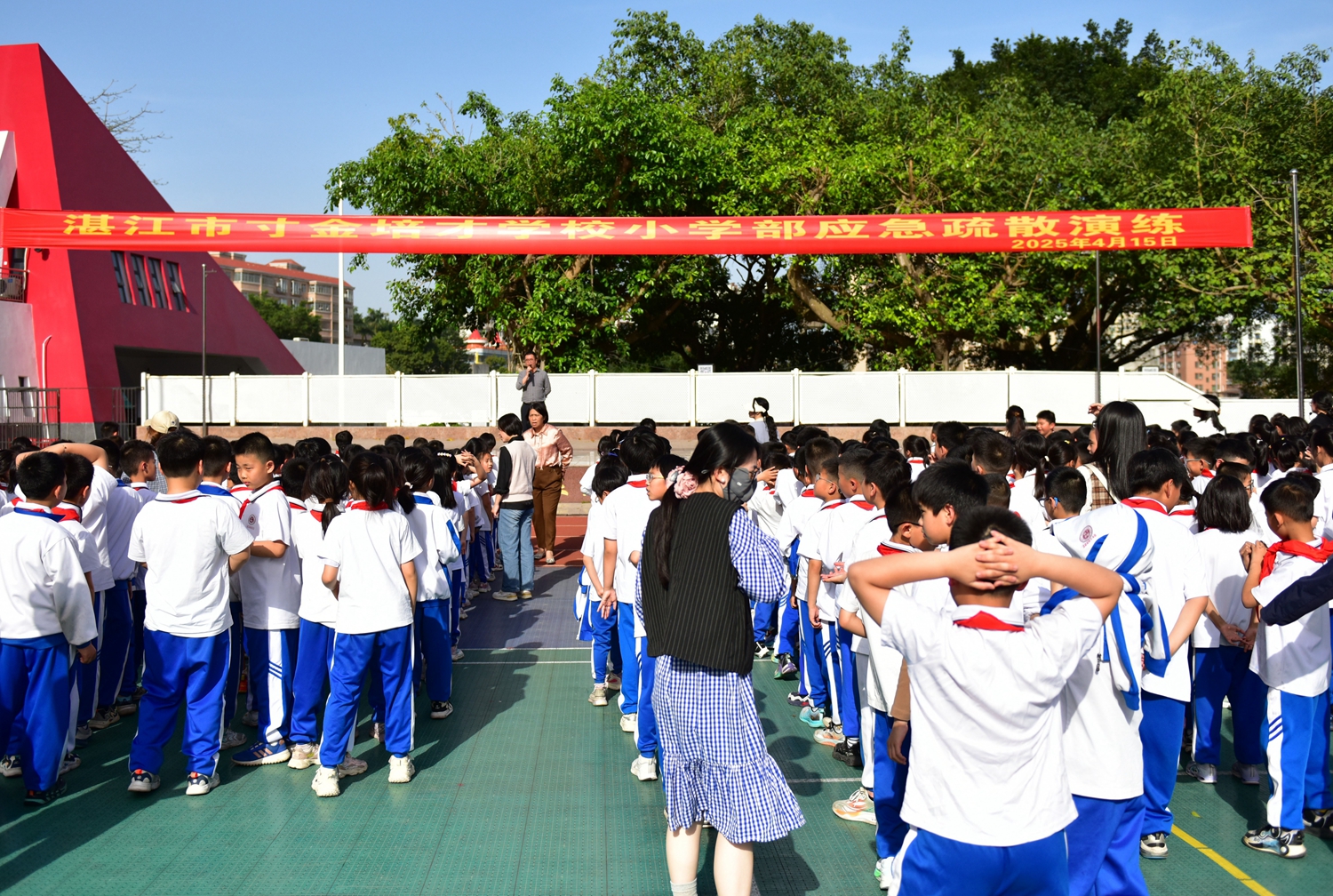 05 邓纪明主任作小学部演练总结.jpg