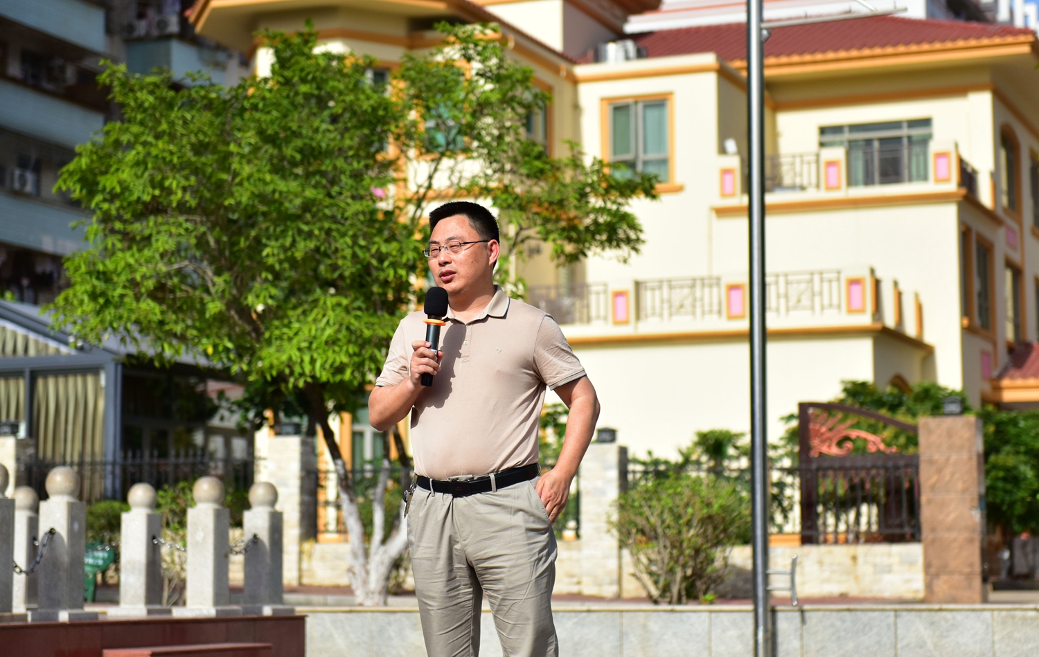 06 王德军主任作初中部演练总结.jpg
