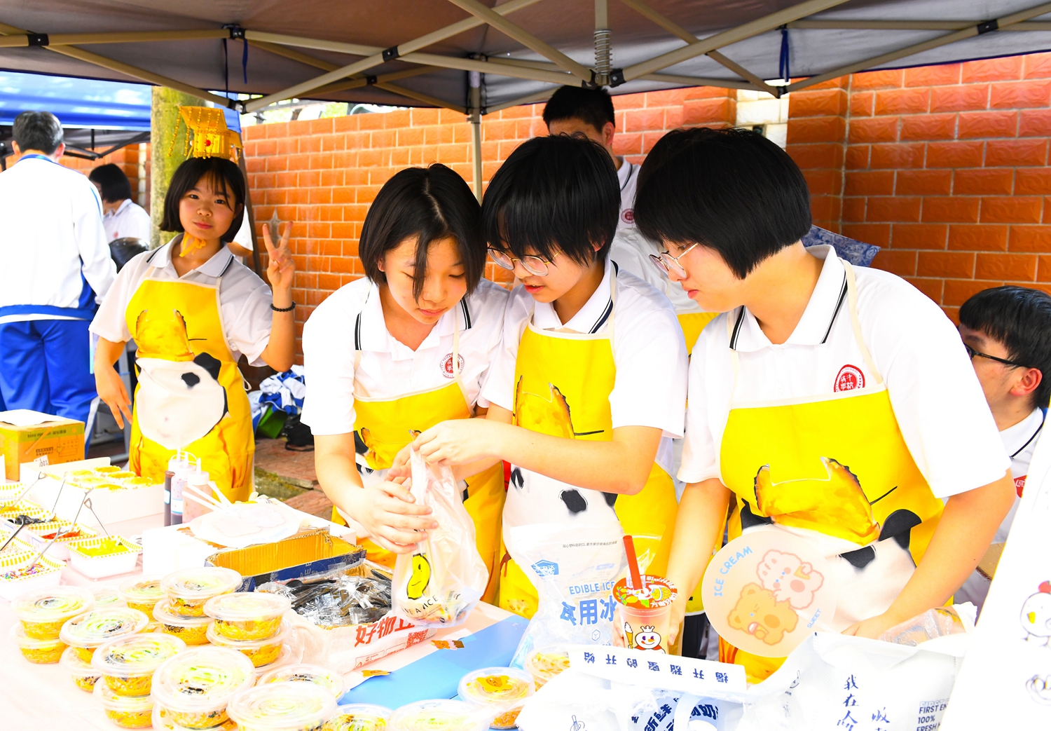 图2：学子们化身“美食小当家”.jpg