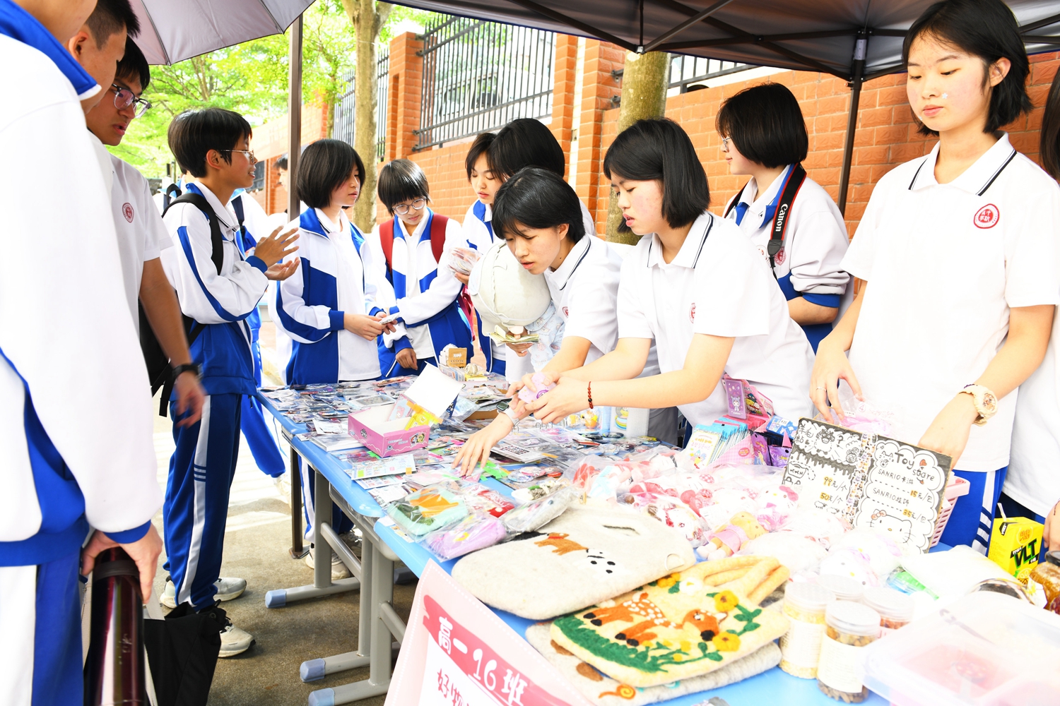 图3：“精品小摊”顾客络绎不绝.jpg