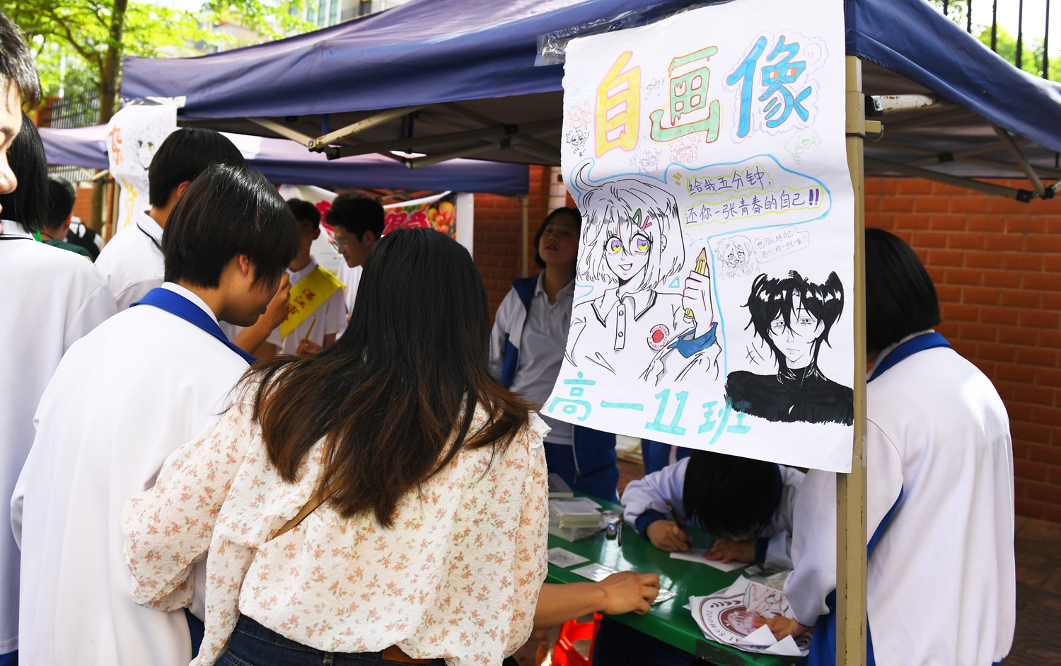 图5：“自画像”小摊吸引顾客驻足.jpg