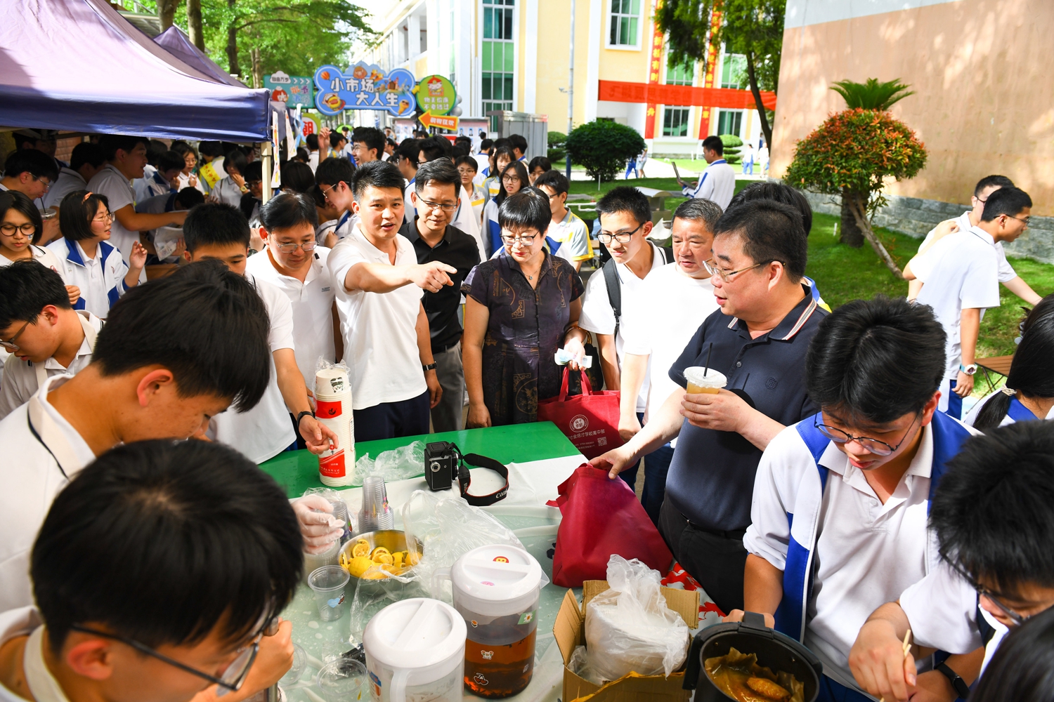 图6：杨耀明教育总顾问带领校领导观看柠檬茶制作过程.jpg
