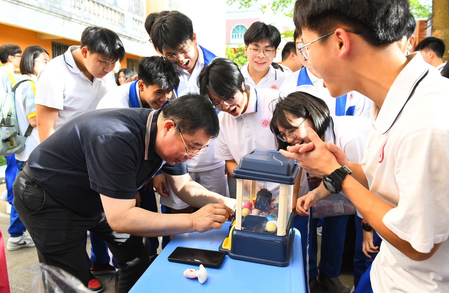 图7：杨耀明教育总顾问尝试“扭蛋机”玩法.jpg