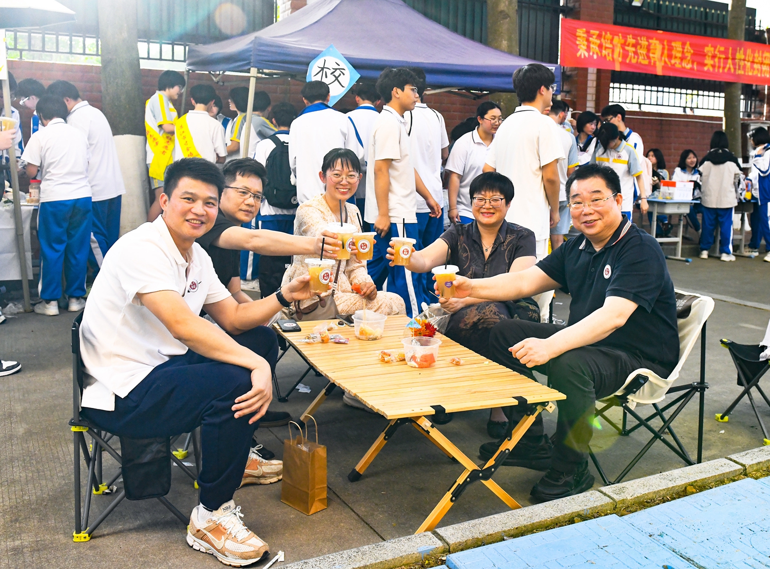 图9：校领导老师与学生共享“下午茶”.jpg