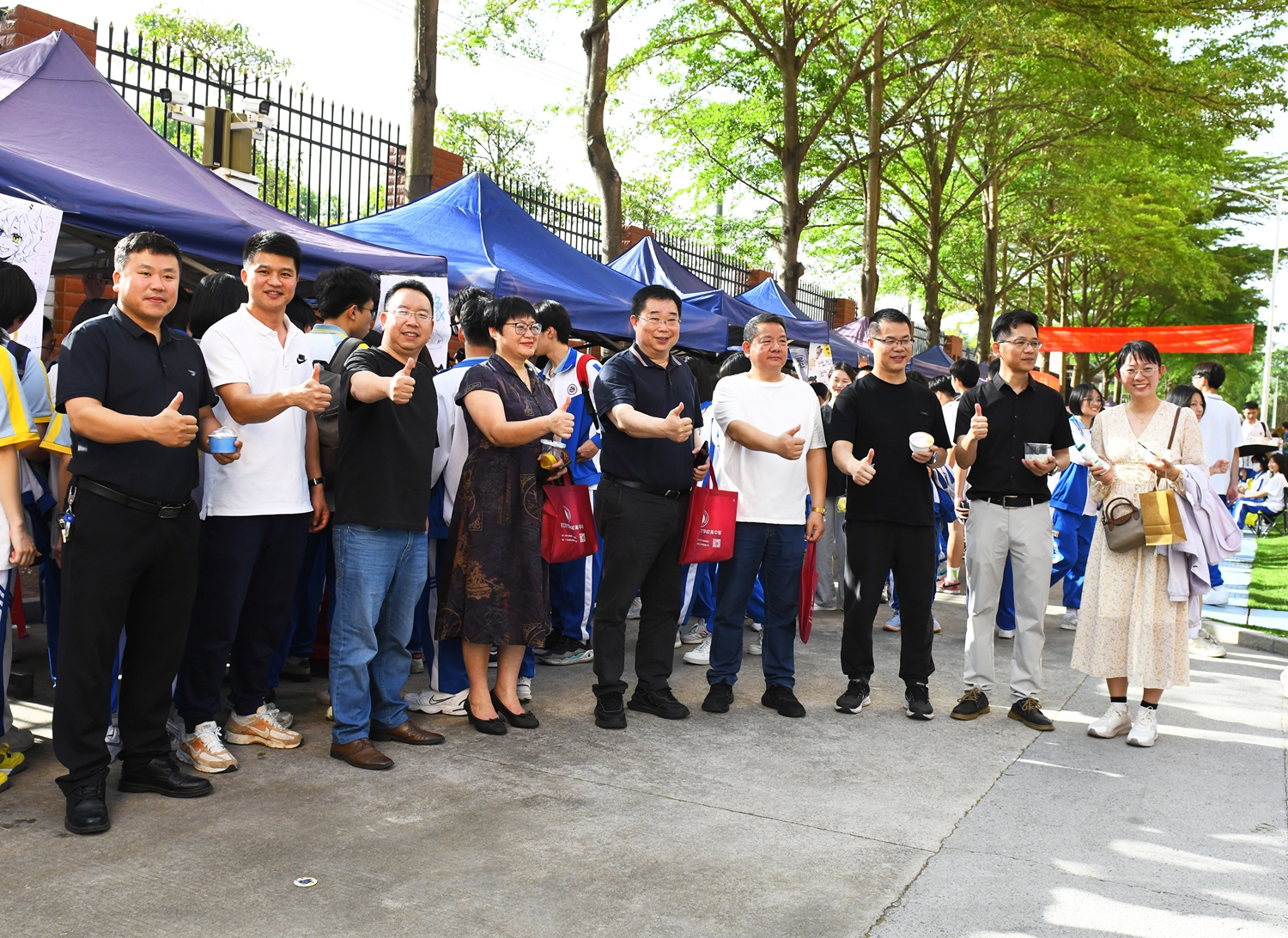 图10：杨耀明教育总顾问携参与活动的校领导老师们纪念合影.jpg