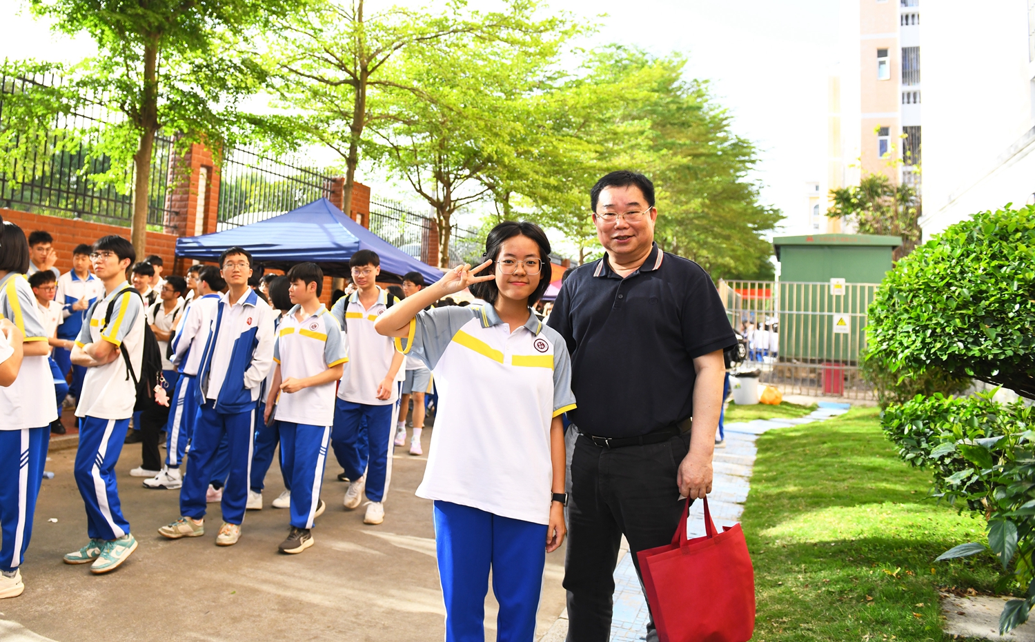 图11：杨耀明教育总顾问与学生留影纪念.jpg