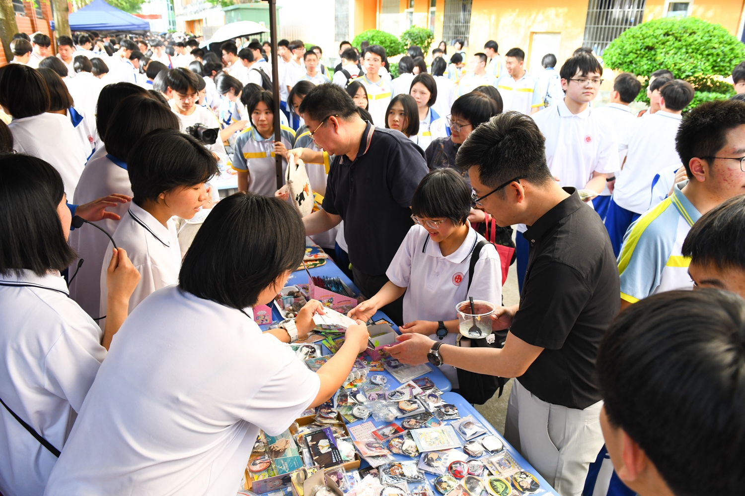 图12：杨耀明教育总顾问和高一年级甘杨主任询问小摊创意.jpg
