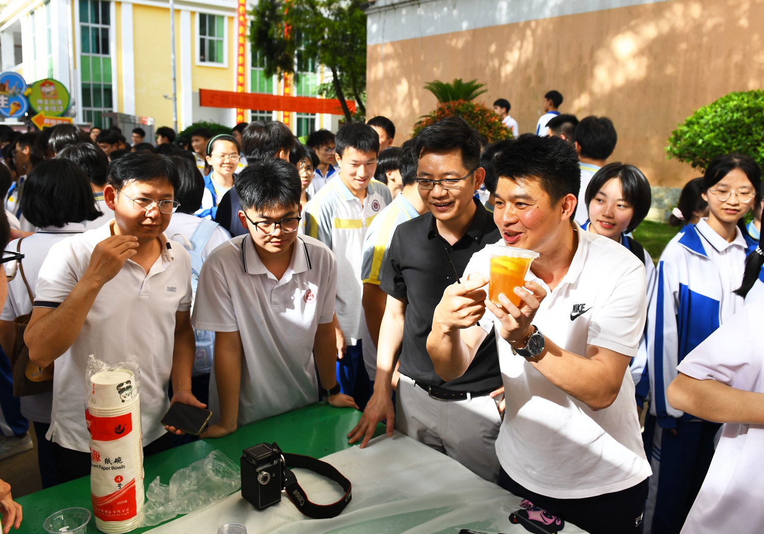 图13：德育处陈敏常务主任热情询问学生柠檬茶做法.jpg