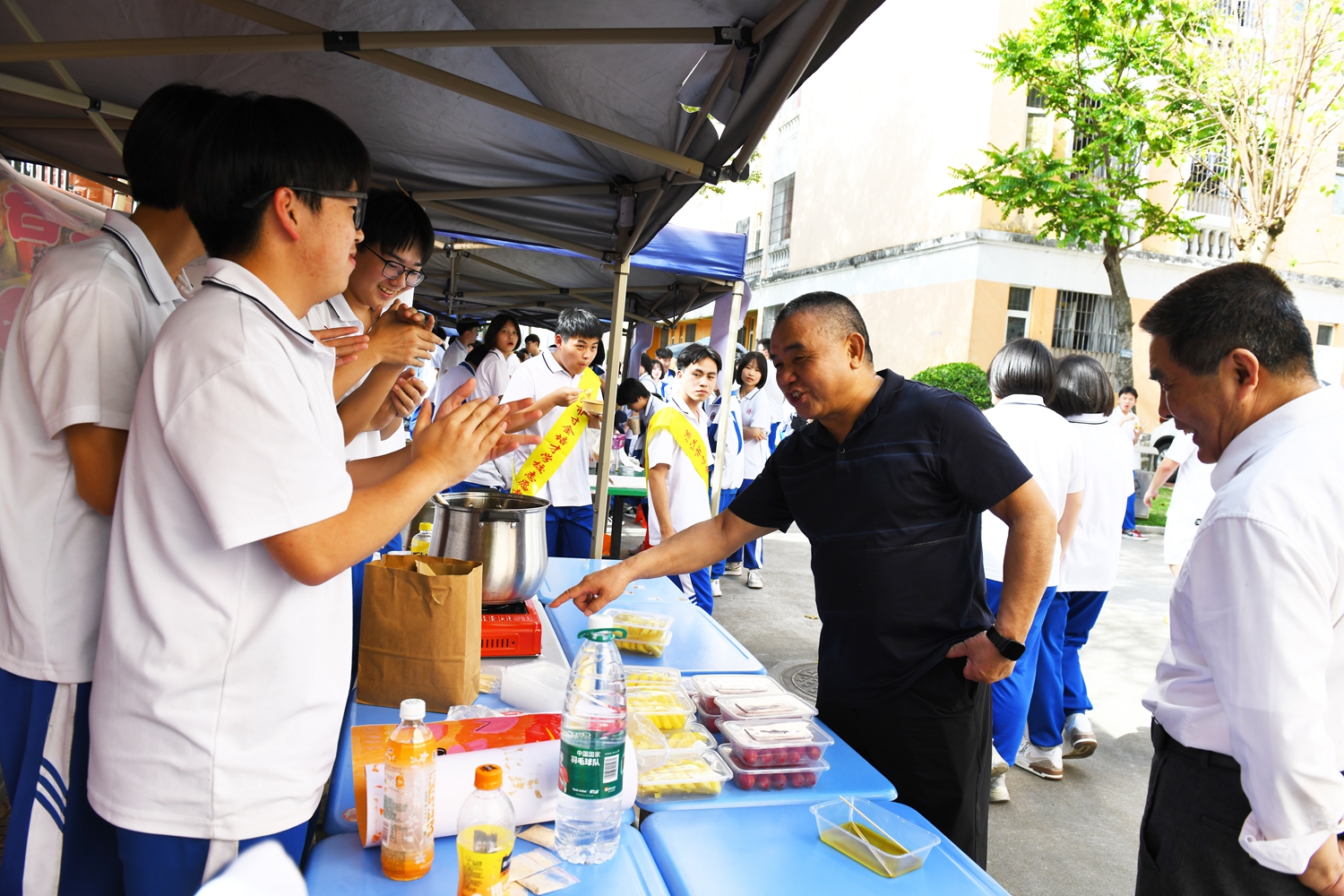 图14：高补年级杨志尤副主任热情与学生交流摆摊创意.JPG