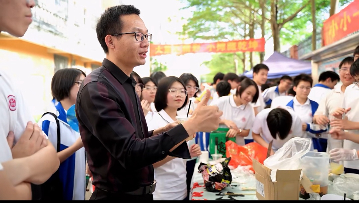 图15：高二年级李成山主任夸赞学生摆摊创意.jpg