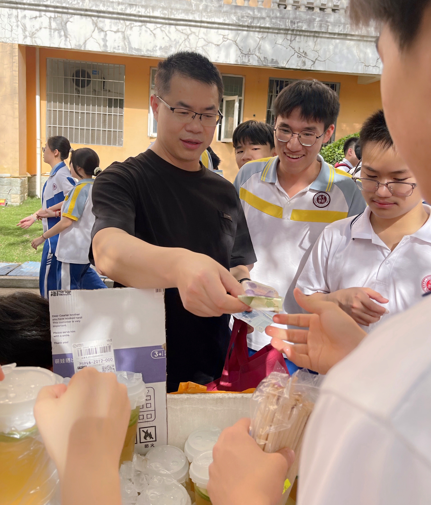 图17：德育处梁斌主任支持学生的“柠檬茶经济”.jpg