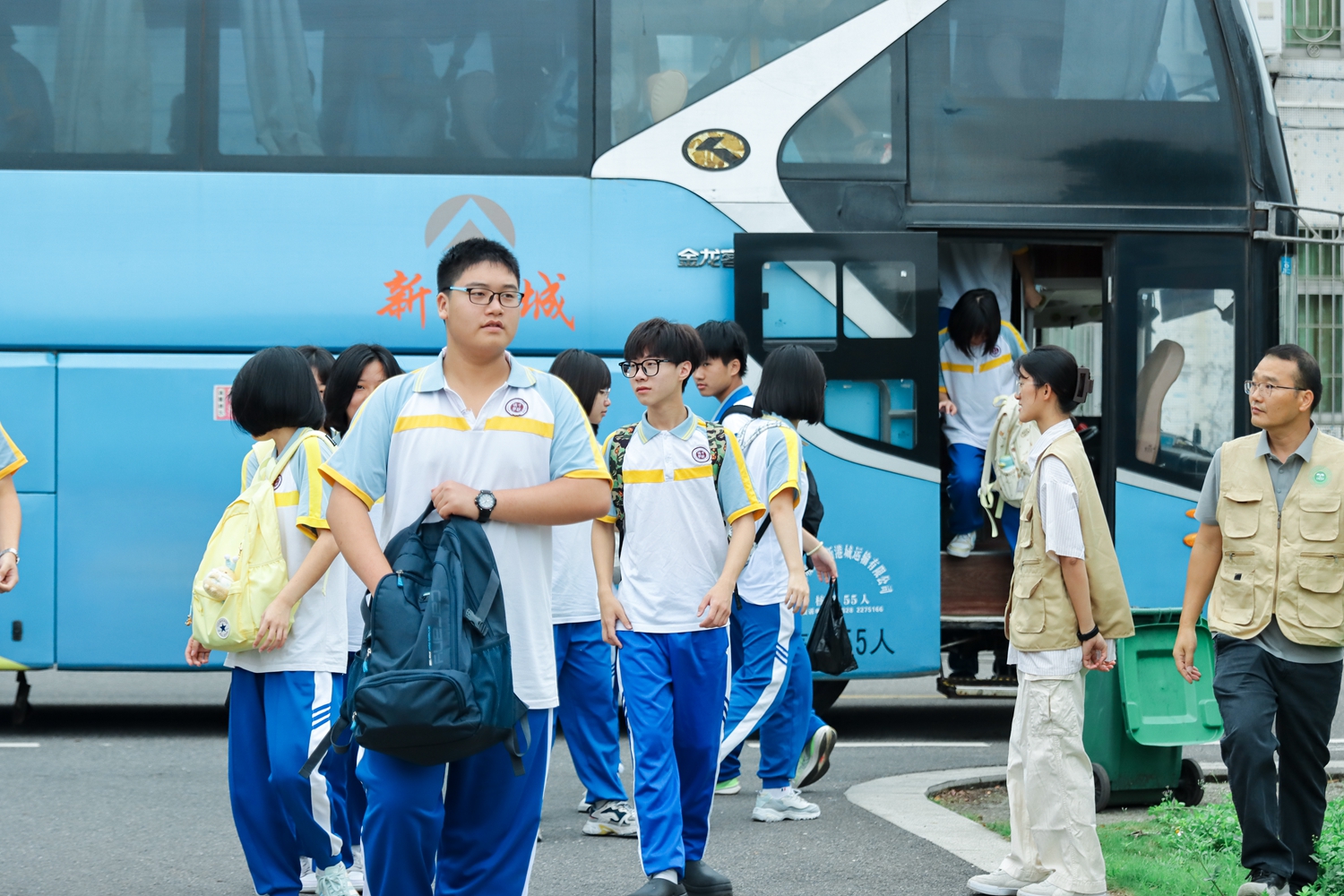 1.同学们准时到达基地.jpg