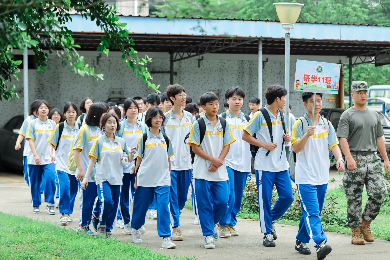 2.整齐列队，教官带领各班前往广场集合.jpg