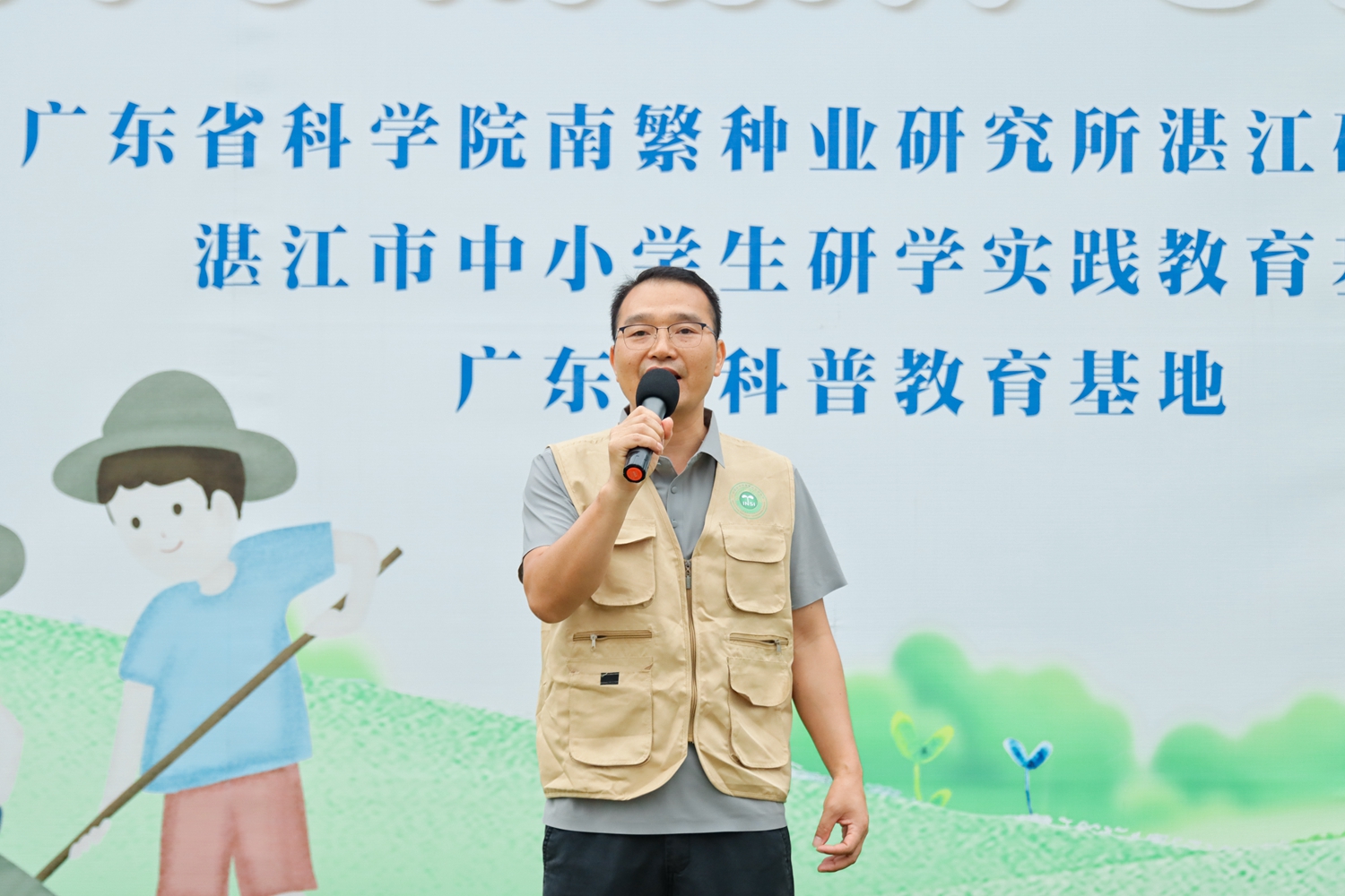 3.研学工作组组长潘方胤主任发言.jpg
