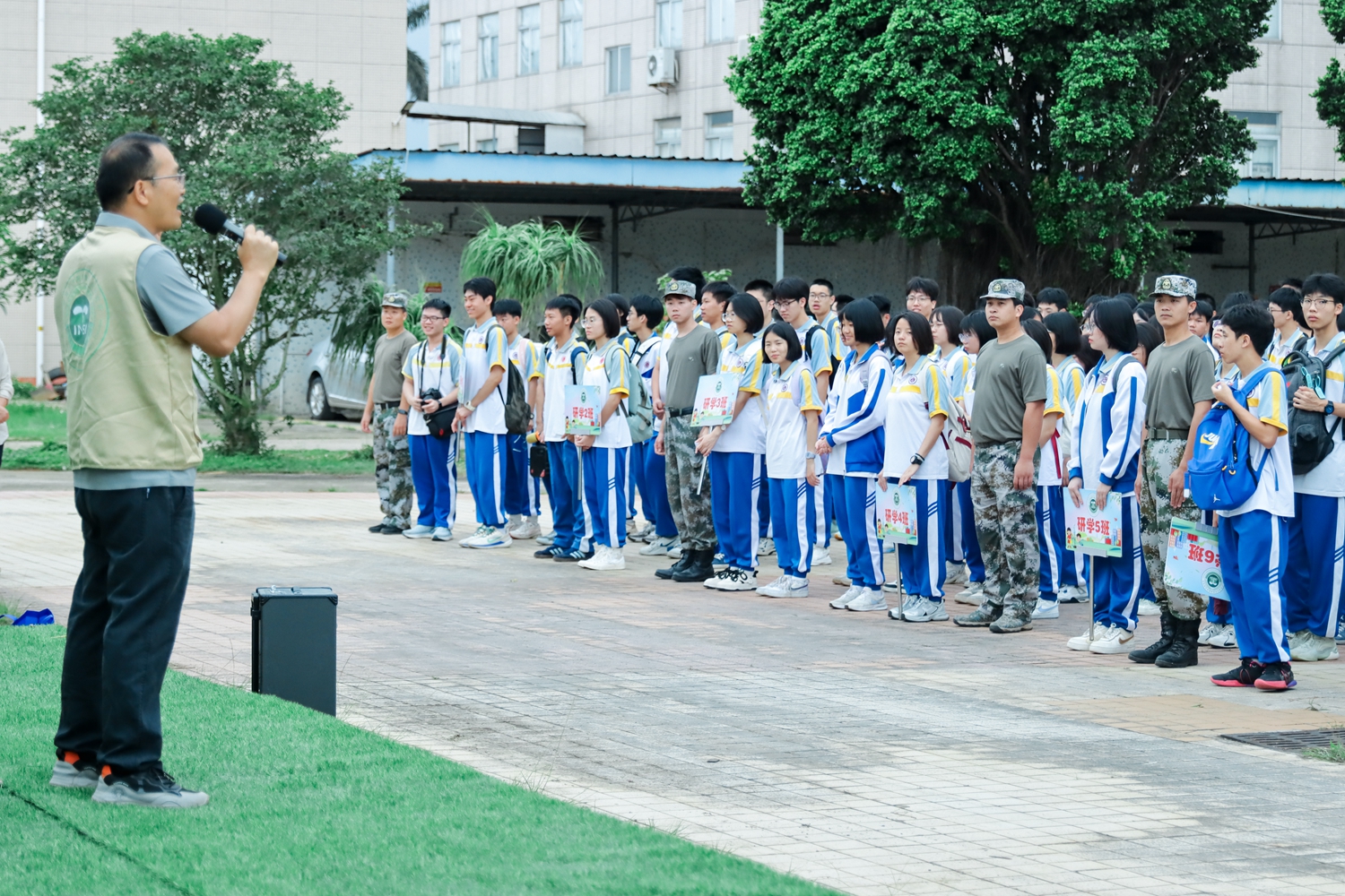 6.同学们认真参加开营仪式.jpg