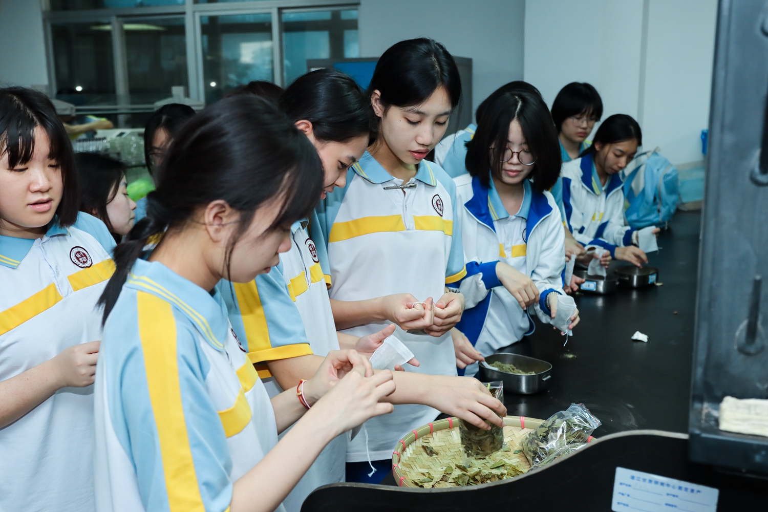 22.亲自制作草药香囊.jpg