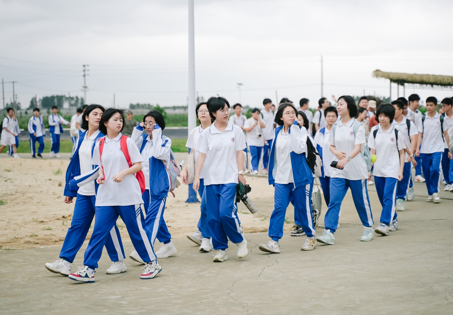 图3：同学们漫步研学基地，展开活动.JPG