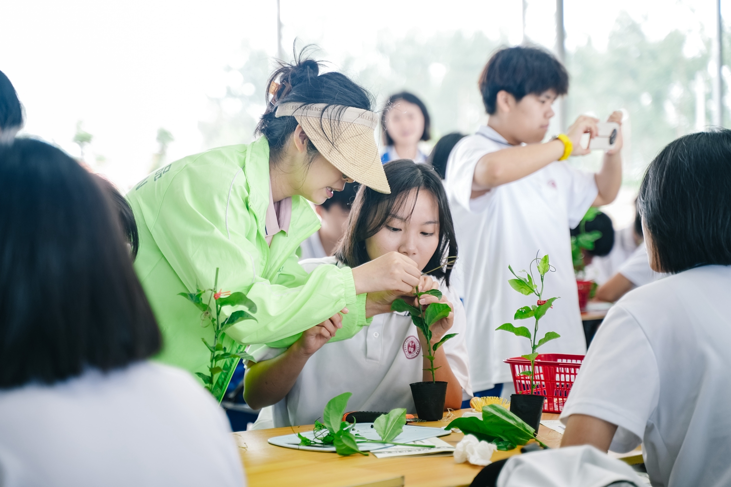 图7：工作人员来帮忙“应该这么做”.JPG