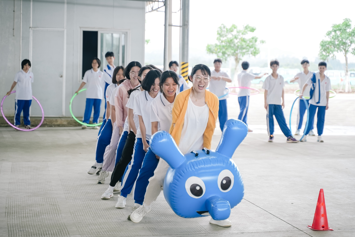 图8：“毛毛虫竞速”师生同欢乐.JPG