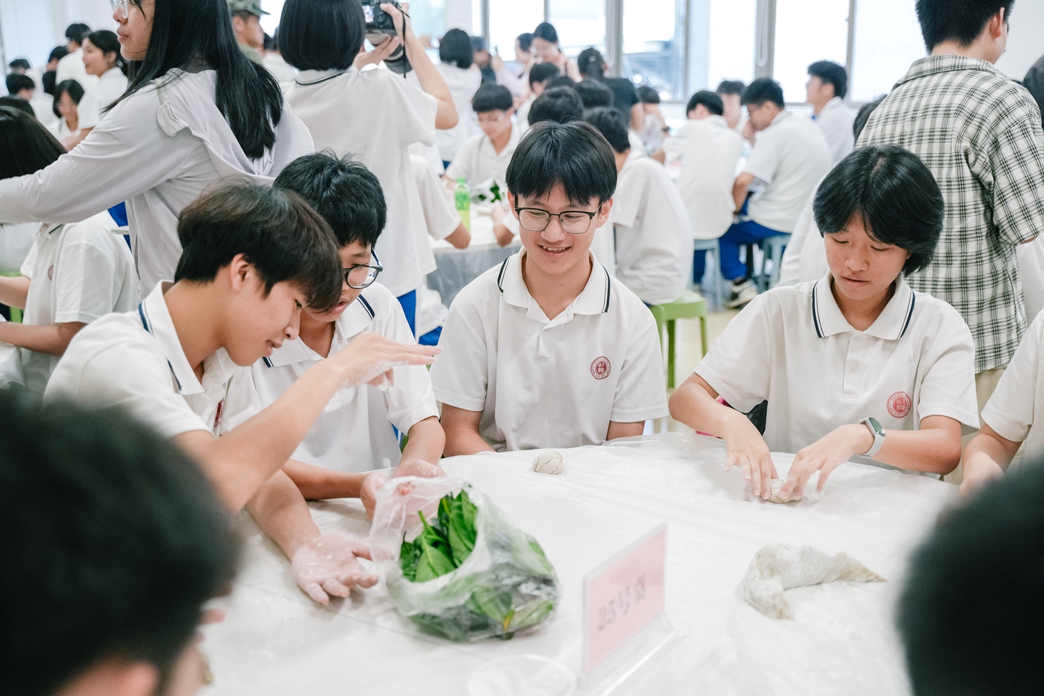 图11：同学们动手体验“田艾饼”制作.JPG