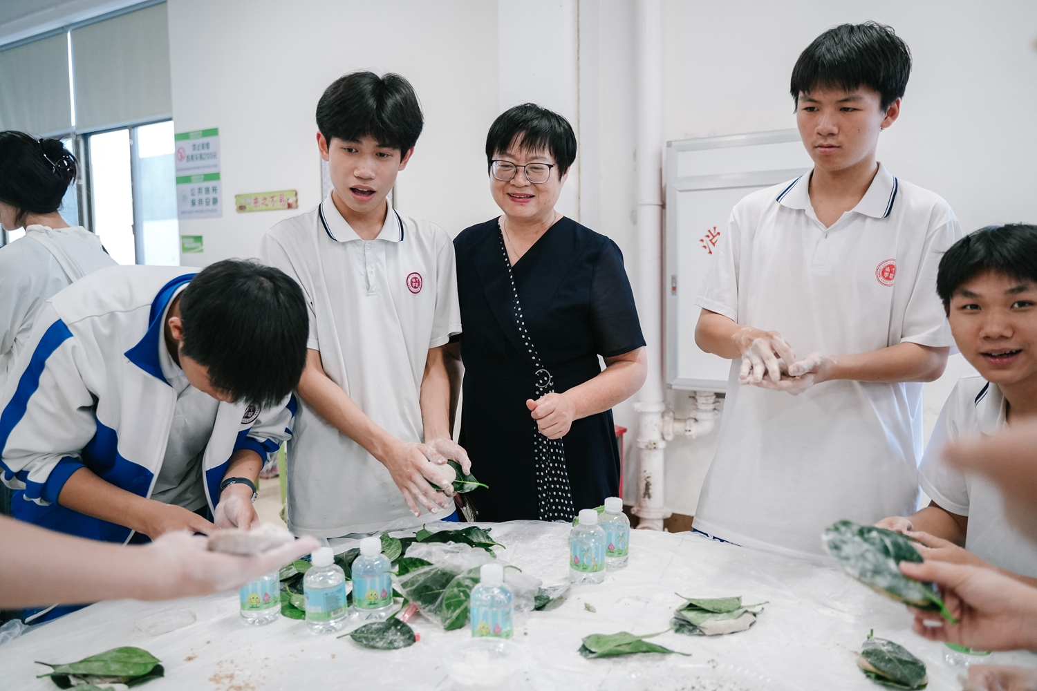 图12：彭丽娥副校长和同学们一起制作“田艾饼”.JPG