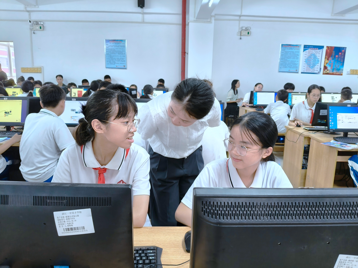 2.贺丽娟老师与学生交.流.jpg