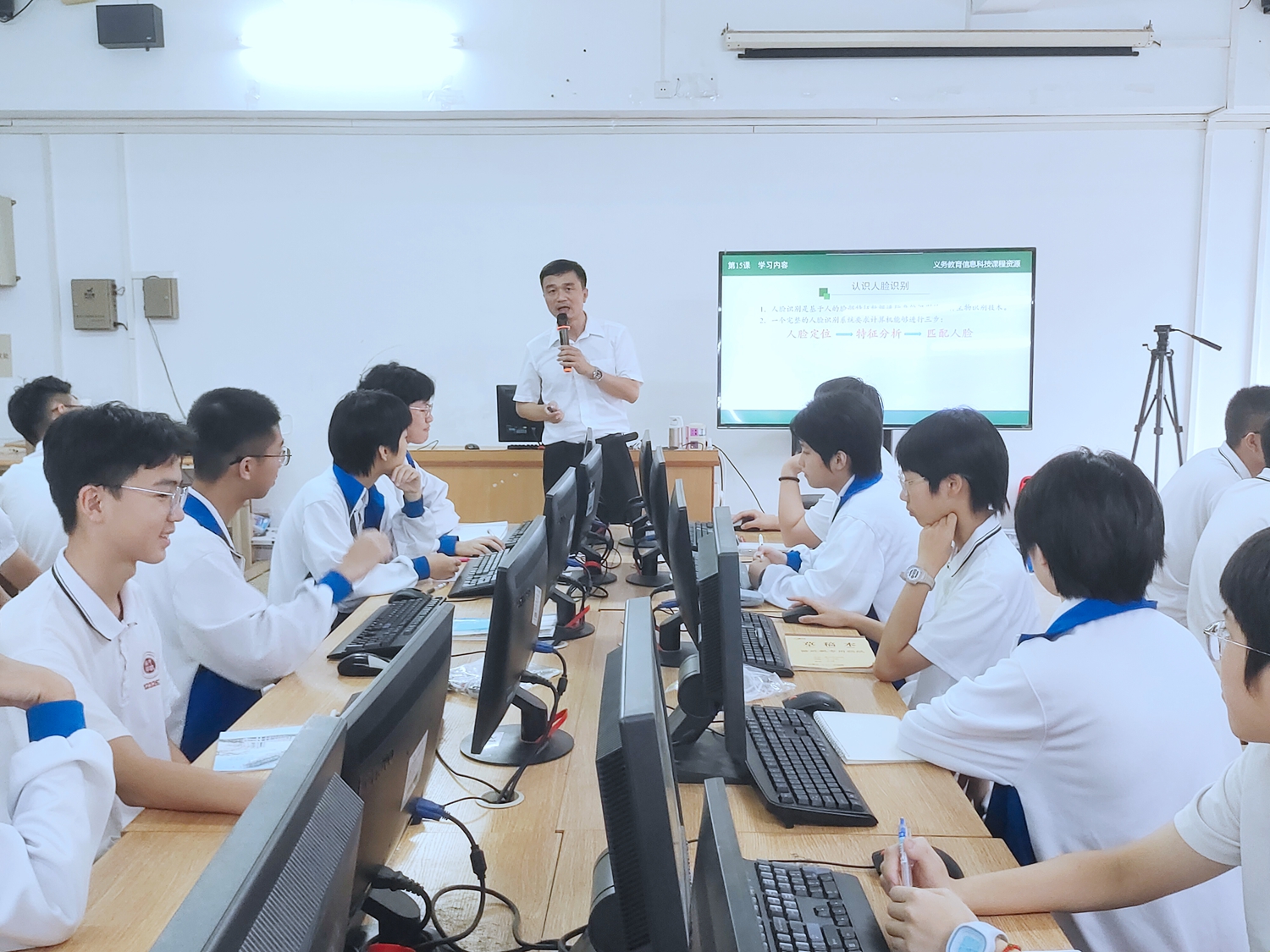 3梁辉晖老师授课.jpg