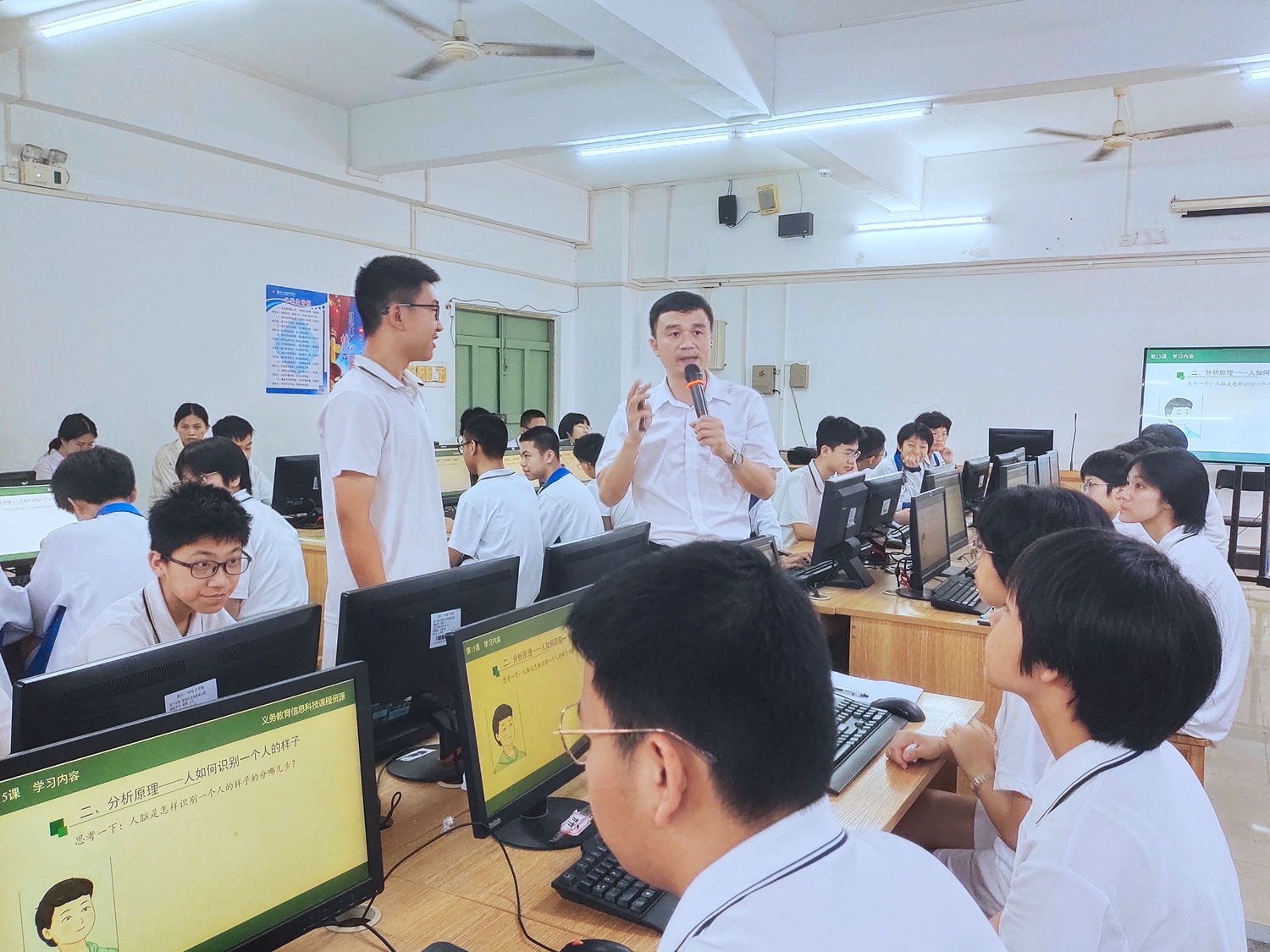 4.梁辉晖老师与学生互动.jpg