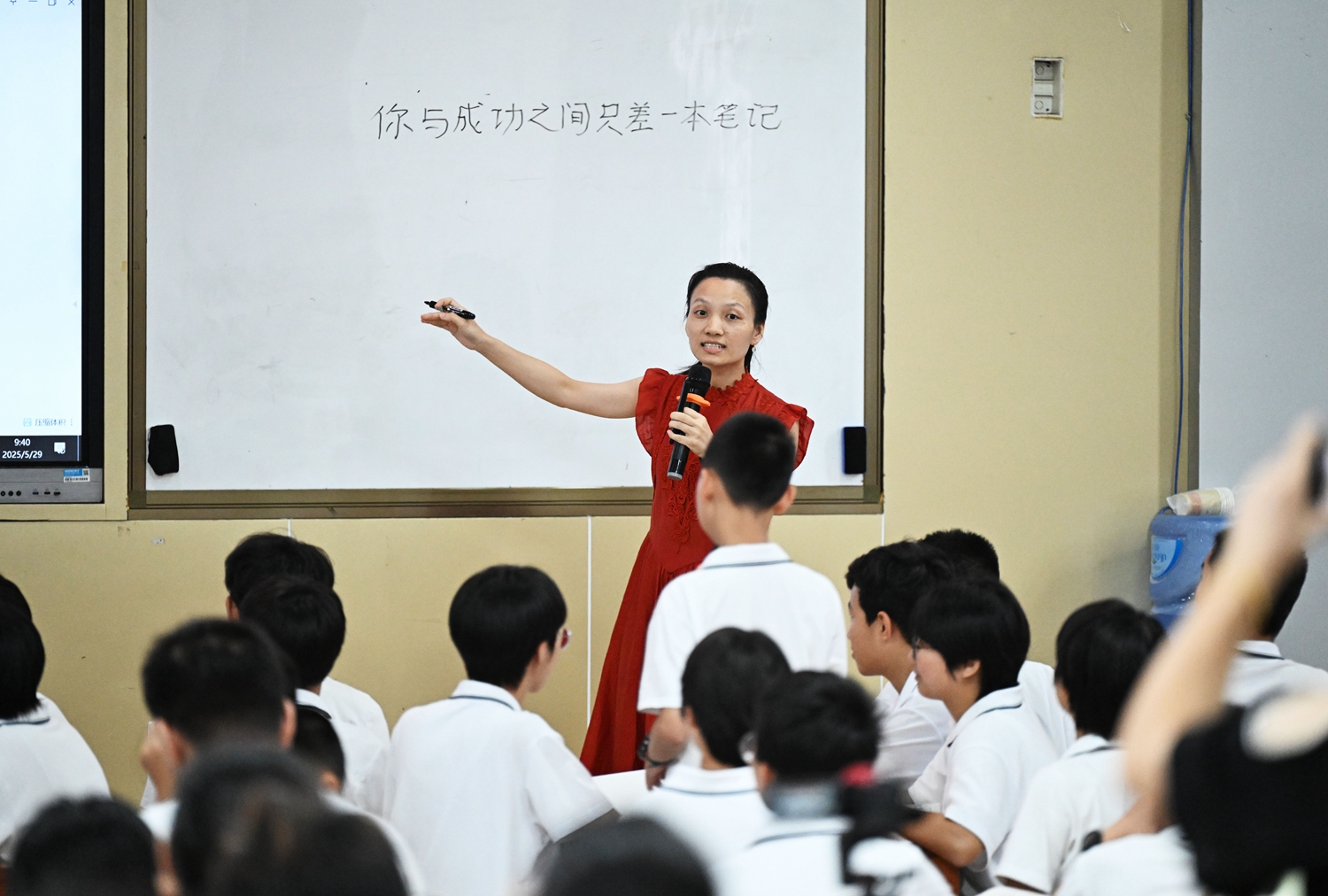04 罗丹丹老师展示微班会课.JPG