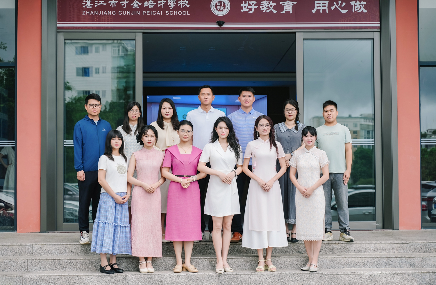 04一等奖第一名获奖教师合影.jpg