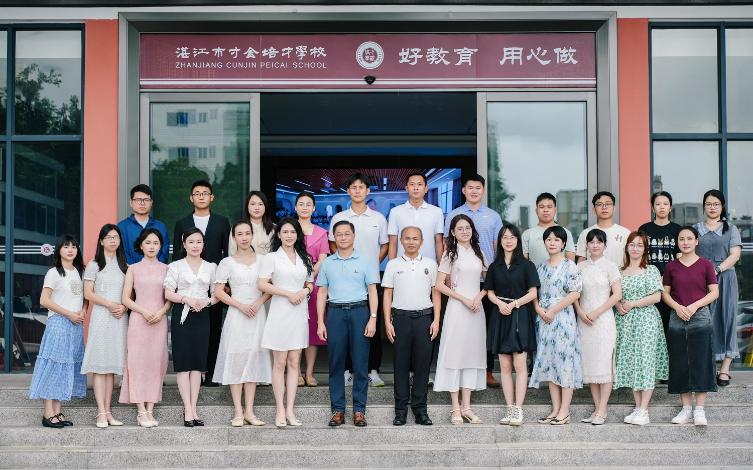 05一等奖获奖教师与领导合影.jpg