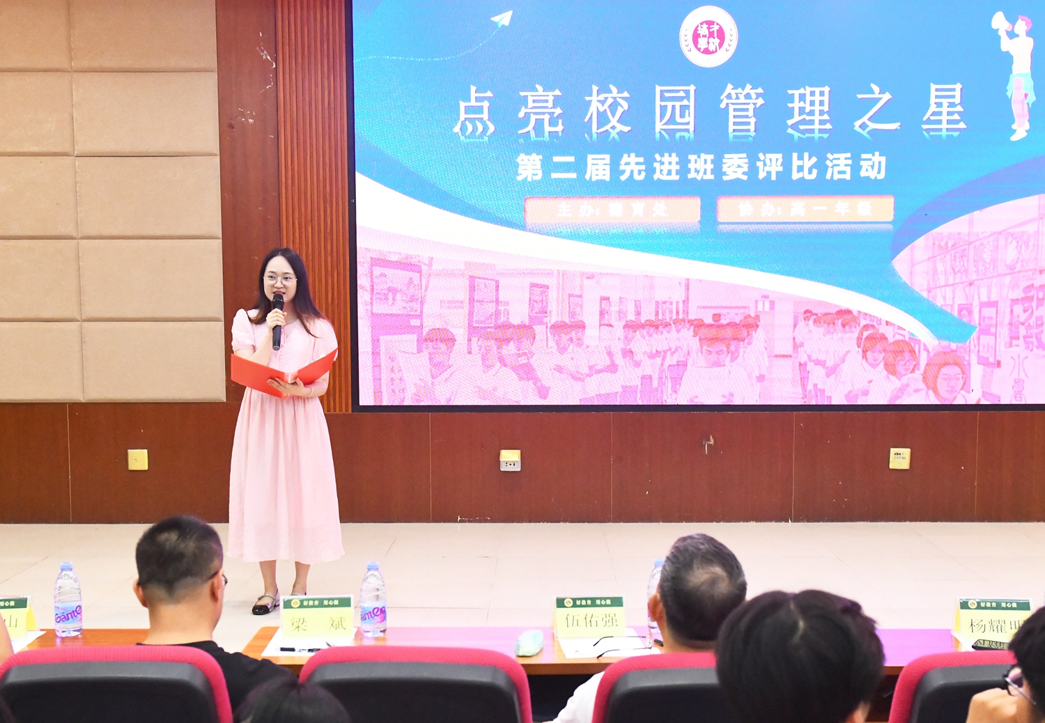 图2：车裕丽老师主持活动.jpg