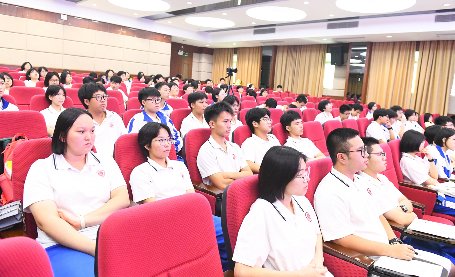图11：各班班委代表们认真学习优秀经验.jpg