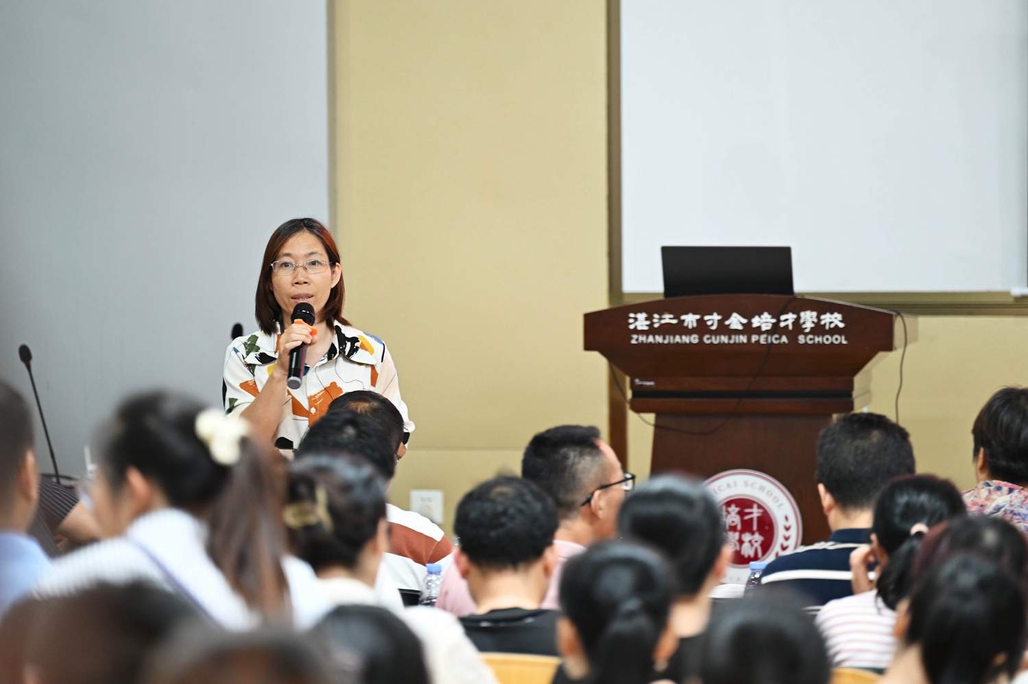 1 黄小琳副主任主持会议.JPG