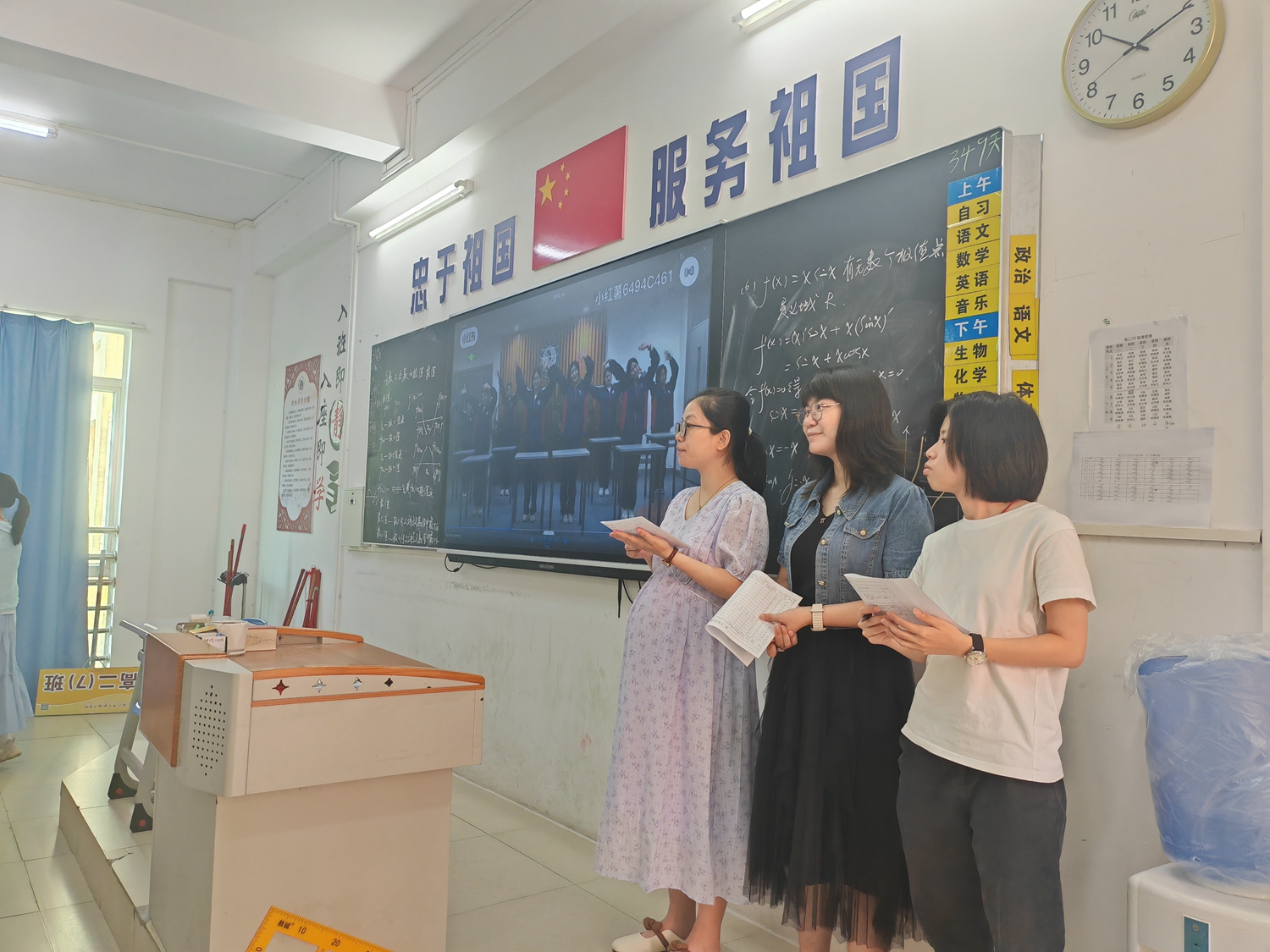 图1：评委老师认真评分.jpg