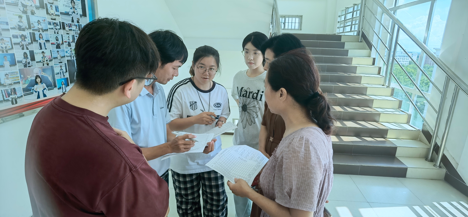 图2：评委老师商议统分.jpg