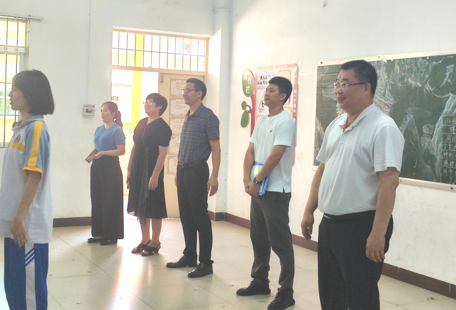 图3：我校领导进入教室观摩活动.jpg