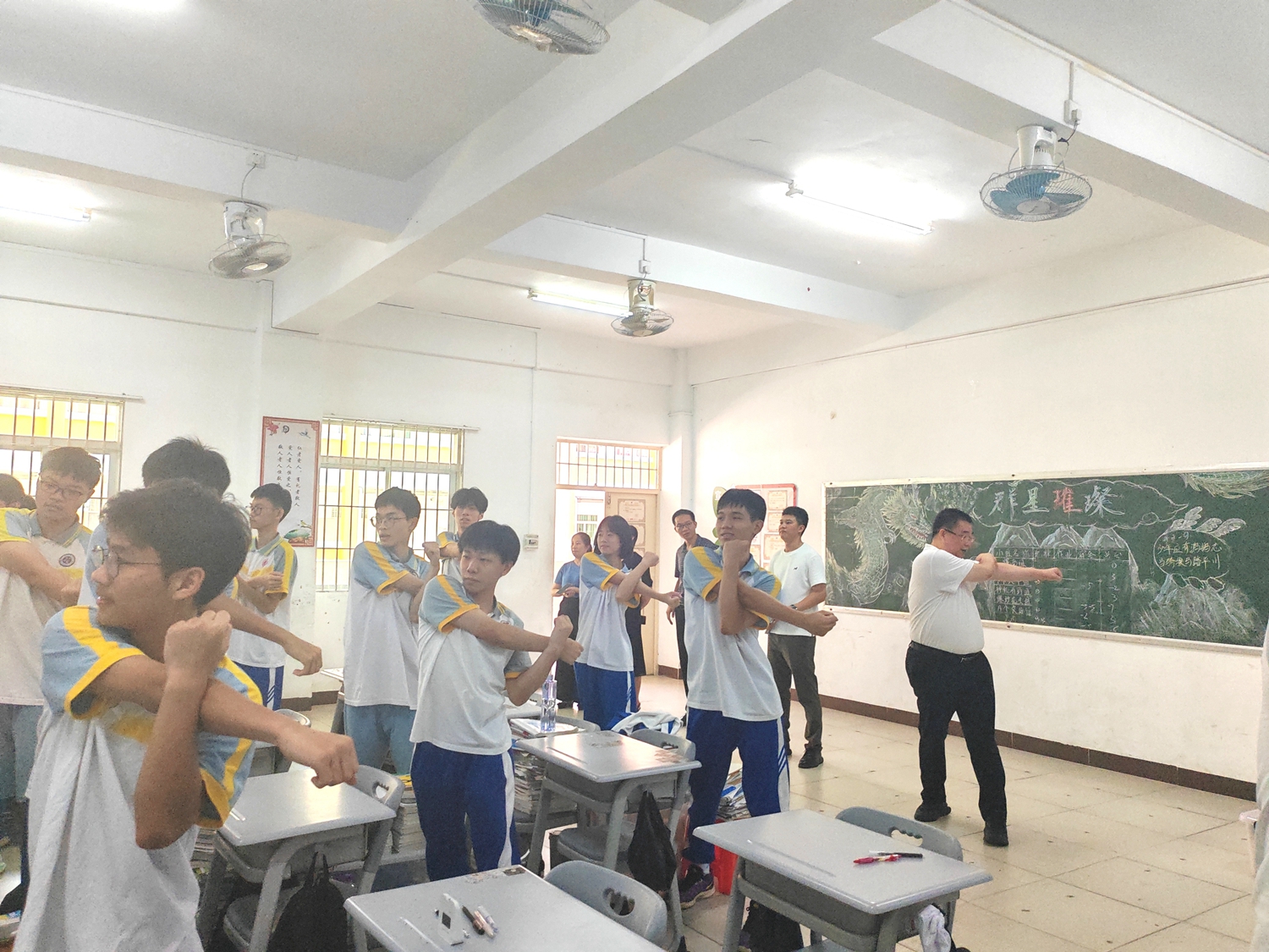 图4：杨顾问与学生一同运动.jpg
