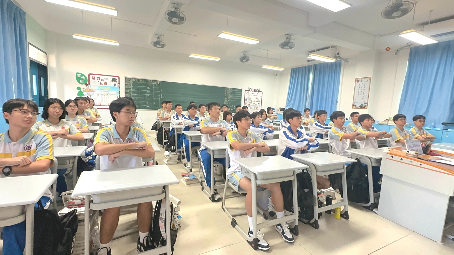 图5：学生跟随音乐认真地做室内操.jpg