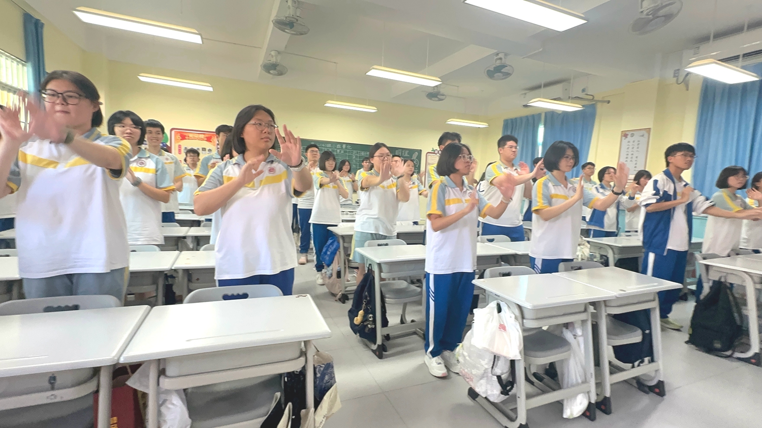 图6：学生跟随音乐认真地做室内操.jpg
