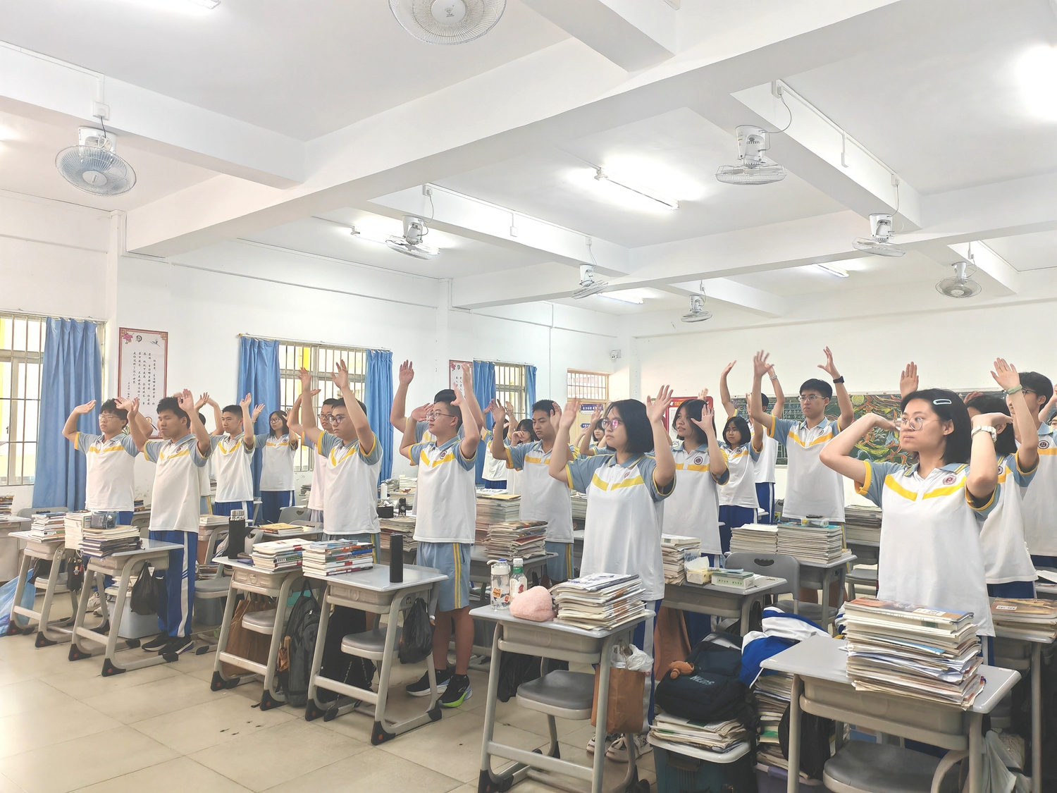 图7：学生跟随音乐认真地做室内操.jpg
