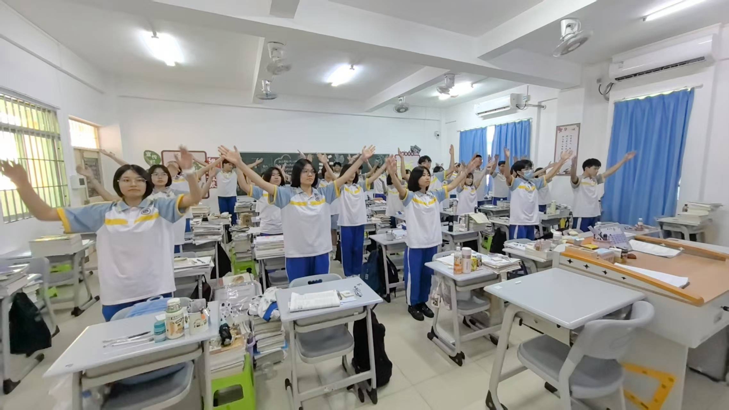 图8：学生跟随音乐认真地做室内操.jpg
