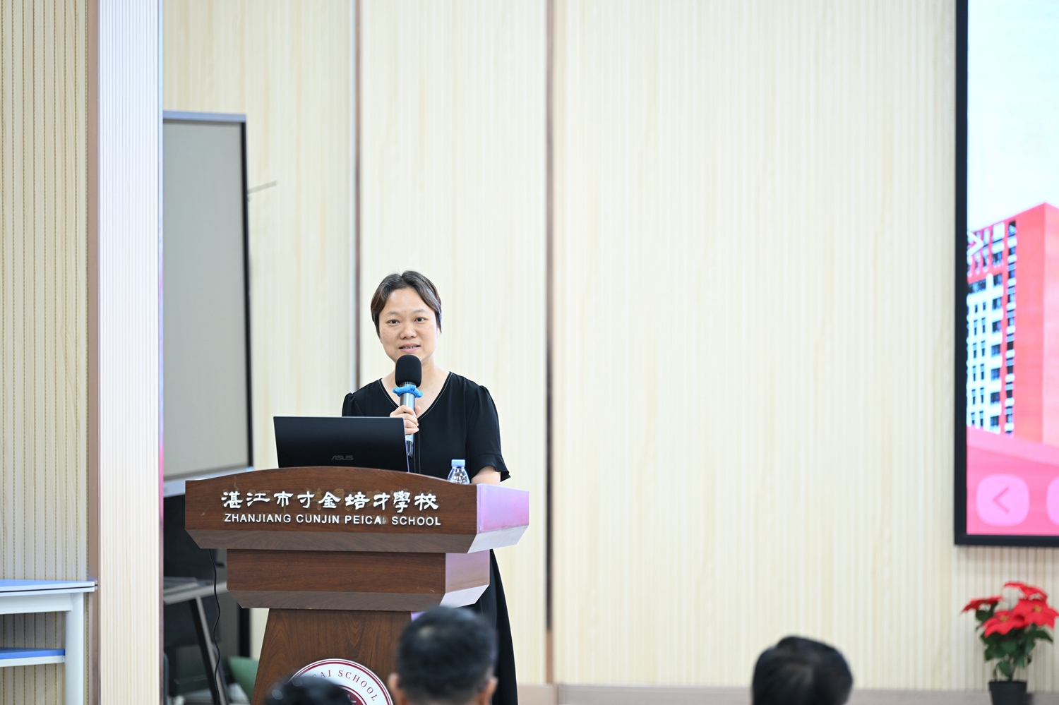 图：领导点评1.JPG